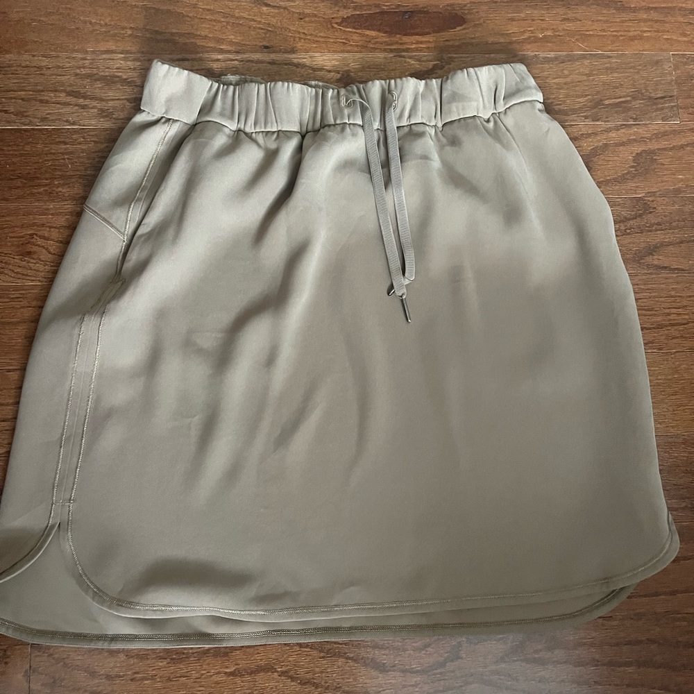 lululemon “On The Fly Skirt” Khaki Color size 10  Women’s EUC